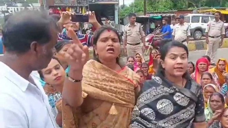 अमरवाड़ा में CMO के पीछे चप्पल लेकर दौड़ीं महिला पार्षद, FIR दर्ज, जान बचाकर भागते दिखे अधिकारी और कर्मचारी