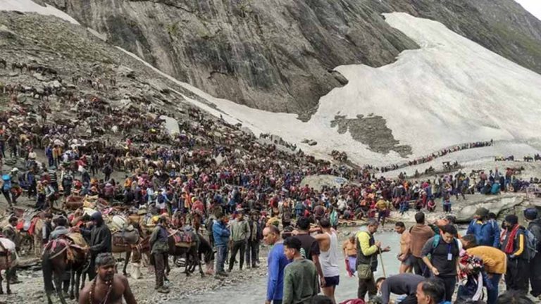 अल्मोड़ा में शहीदों व सेनानियों को किया नमन, अगस्त क्रांति की वर्षगांठ पर निकाली गई सम्मान यात्रा