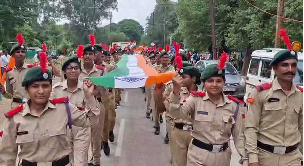 आज दमोह में विशाल 78 फीट लंबी तिरंगा रैली आयोजित की गई, विधायक जयंत मलैया, कलेक्टर सुधीर कुमार कोचर की मौजूदगी रही