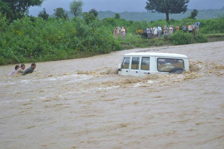 उत्तराखंड में किरोड़ा नाले में पानी के तेज बहाव में बही श्रद्धालुओं से भरी जीप, 1 की मौत, अन्य घायल