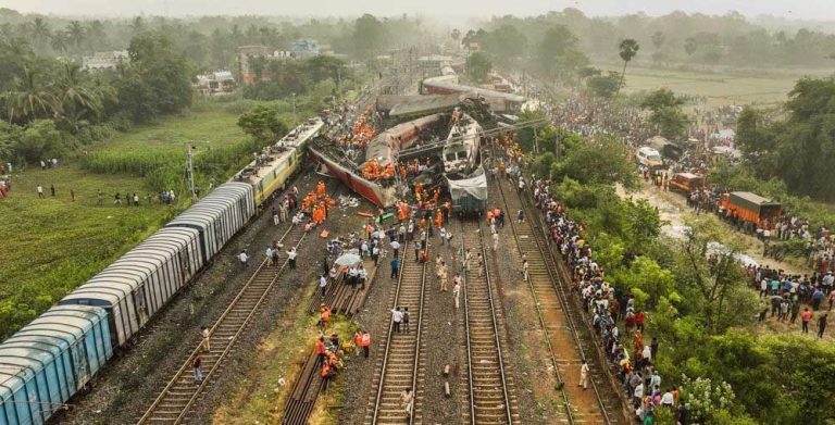 कुछ महीनों में देशभर में रेल हादसे आश्चर्यजनक रूप से बढ़ गए, क्या पटरियों पर साजिश, ट्रेनों पर पथराव...