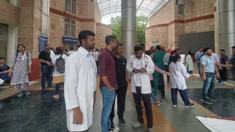 कोलकाता में महिला डॉक्टर से दरिंदगी मामले में हड़ताल पर बैठे दिल्ली AIIMS और RML के डॉक्टर, सीनियर्स ने संभाला मोर्चा; ये हैं मांगें