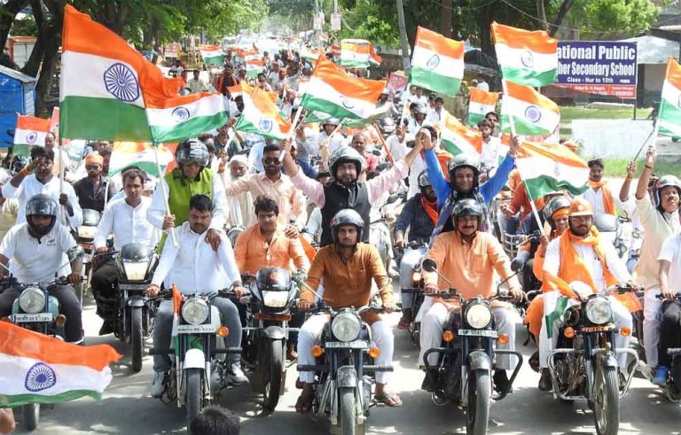 छत्तीसगढ़-महासमुंद जनप्रतिनिधि, अधिकारी, कर्मचारियों ने निकाली 'हर घर तिरंगा' सन्देश बाइक रैली