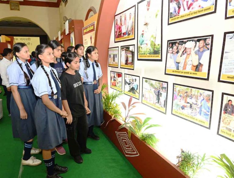 छत्तीसगढ़-रायपुर के टाउन हॉल में जनसंपर्क विभाग ने सजाई फोटो प्रदर्शनी