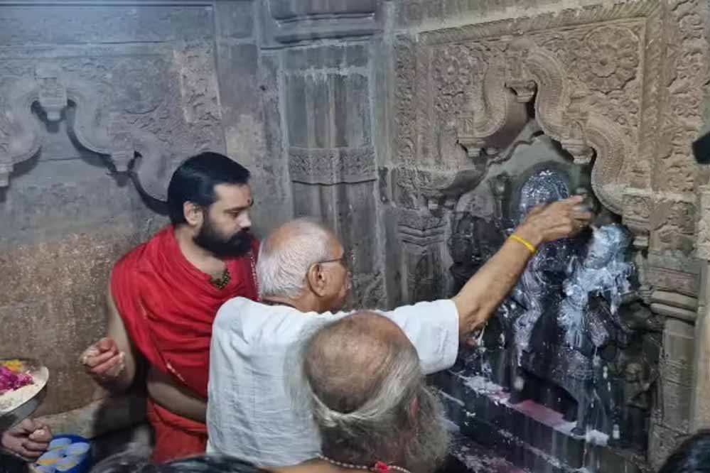 नागचंद्रेश्वर मंदिर के रात 12 बजे खुले पट, भक्तों का उमड़ा सैलाब, साल में एक बार होते हैं दर्शन