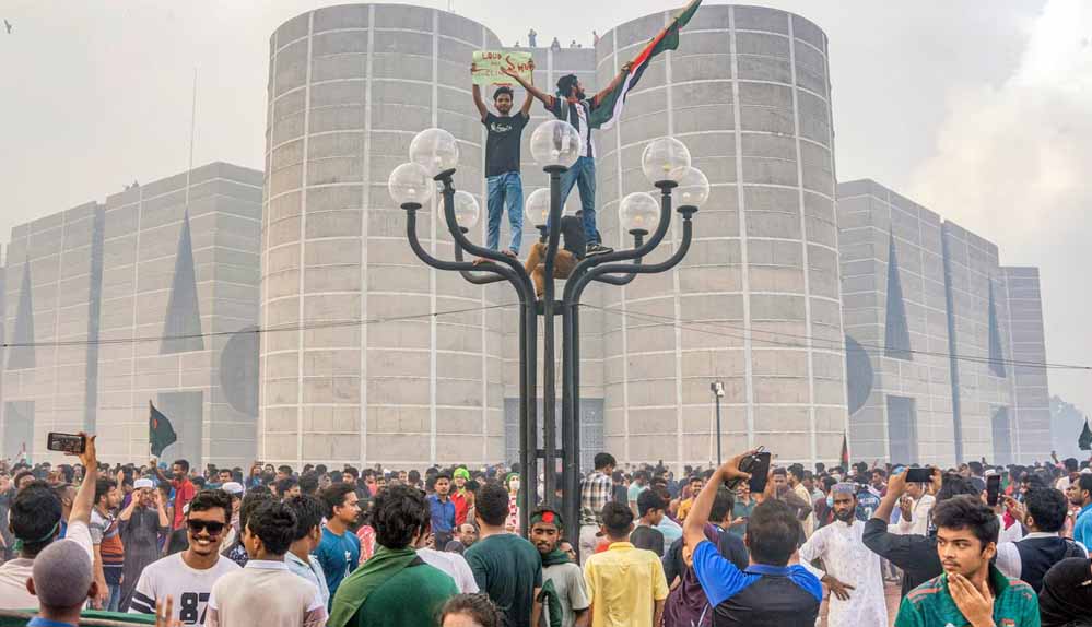 बांग्लादेश में हिंसा, शेरपुर जेल पर हमला कर दंगाइयों ने 500 कैदी छुड़ाए, होटल में 8 को जिंदा जलाया