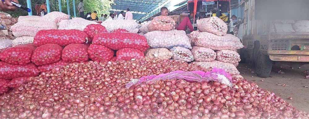 बांग्लादेश संकट से प्याज का निर्यात प्रभावित, टमाटर के दाम आधे, मंडी में प्याज और आलू के रेट अभी स्थिर