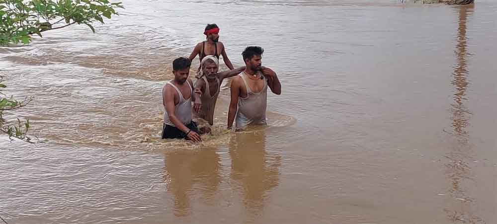 बिहार-गया की फल्गु नदी में डूब रहे वृद्ध को ग्रामीणों ने बचाया और दूसरा लापता