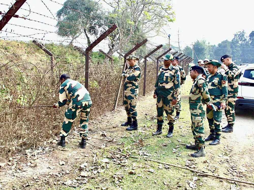 भारत-बांग्लादेश सीमा पर सैकड़ों लोग इकट्ठा हैं, जिन्हें जीरो प्वाइंट पर बॉर्डर सिक्योरिटी फोर्स (BSF) ने रोक लिया