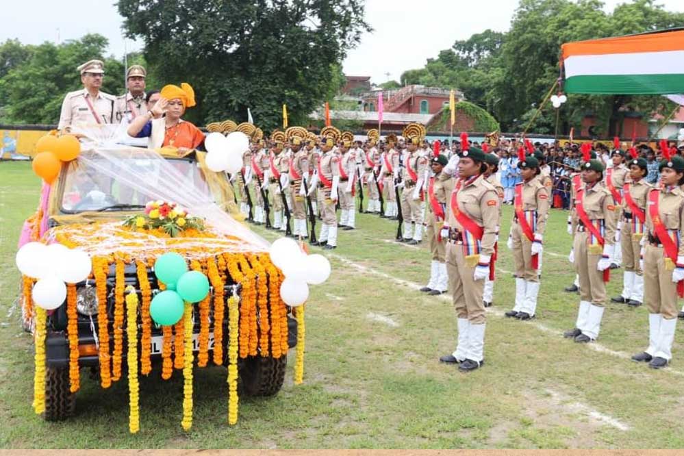 मंत्रि-परिषद सदस्यों ने जिला मुख्यालयों पर ध्वजारोहण किया