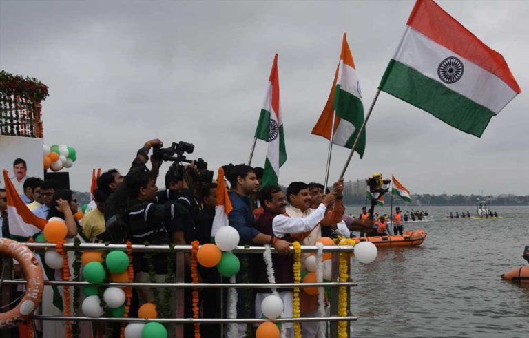 मुख्यमंत्री डॉ. मोहन यादव ने भोपाल के बोट क्लब पर फहराया तिरंगा, गाया गीत ‘ये देश है वीर जवानों का’