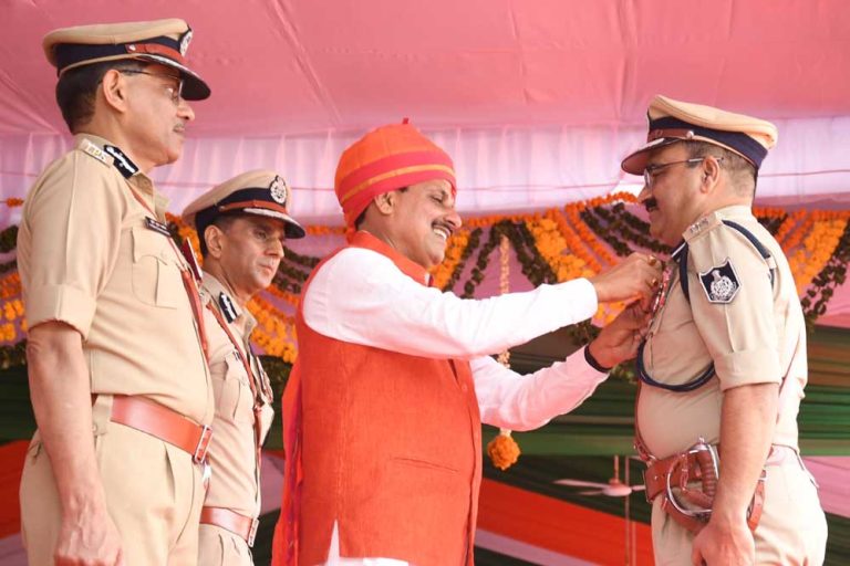 मुख्यमंत्री निवास पर पदक प्राप्त पुलिस अधिकारियों-कर्मचारियों का पारिवारिक सम्मान कार्यक्रम