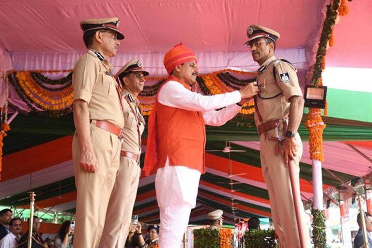 मुख्यमंत्री ने उत्कृष्ट सेवाओं के लिये पुलिसकर्मियों को किया सम्मानित, स्वतंत्रता दिवस परेड में शामिल हुई पुलिस बैंड की टुकड़ी