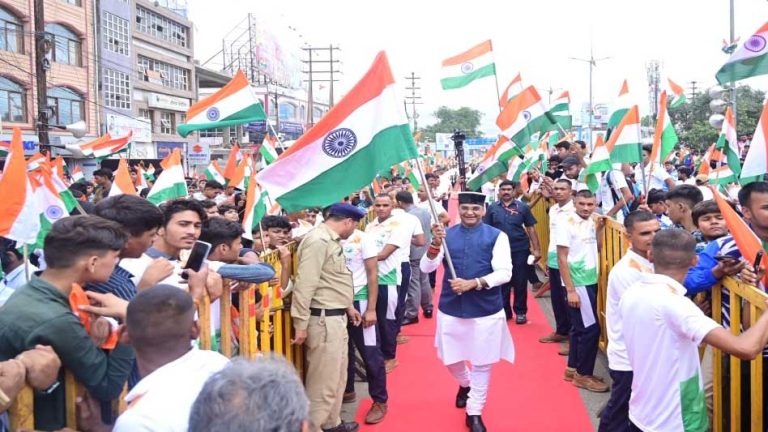 मुख्यमंत्री CM डॉ. मोहन यादव ने प्रभात चौराहे पर तिरंगा यात्रा का शुभारंभ किया, विवेक सागर व एश्वर्य प्रताप सिंह मौजूद