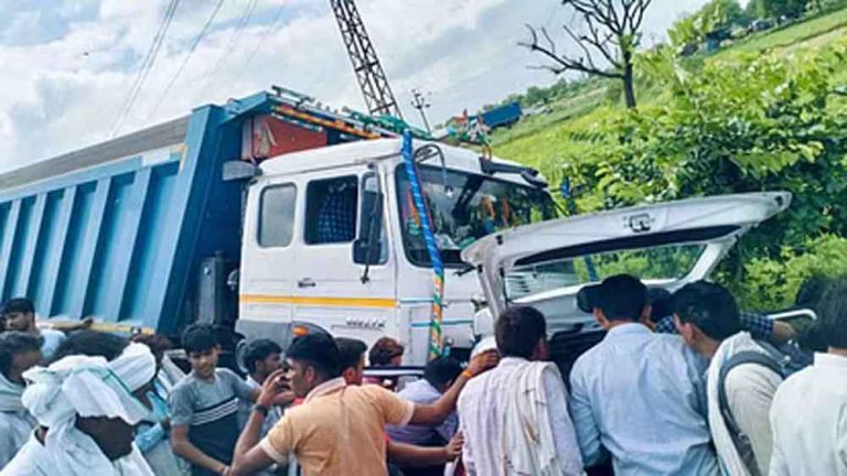 राजस्थान-दौसा में डंपर से कार टकराने से नायब तहसीलदार-पटवारी और गिरदावर की मौत