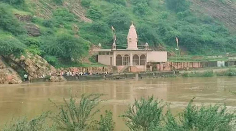 राजस्थान-बूंदी के बिलकेश्वर महादेव मंदिर में गए 11 पर्यटकों को बाढ़ से सुरक्षित निकाला