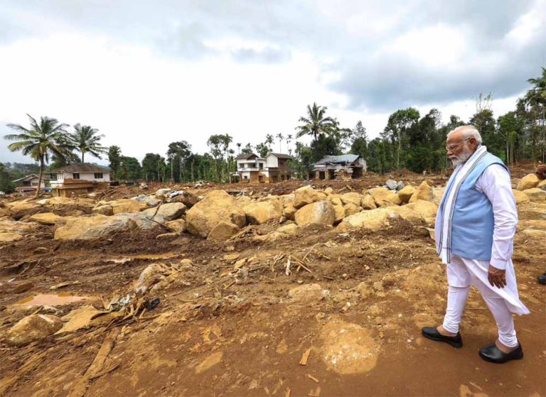 वायनाड में पीएम मोदी भूस्खलन प्रभावित वायनाड जिले पहुंचे, भूस्खलन प्रभावित इलाकों का किया दौरा