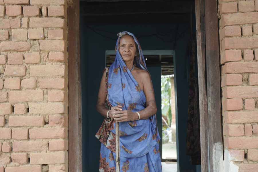 अब वृद्धा ध्वजा बाई को जरूरत के समय किसी से पैसे मांगने की नहीं पड़ती जरूरत, महतारी वंदन योजना की राशि से हो जाते हैं जरूरी काम