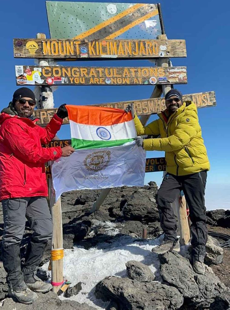 मध्यप्रदेश टूरिज्म बोर्ड के संयुक्त संचालक वडेरिया ने माउंट किलिमंजारो पर लहराया तिरंगा