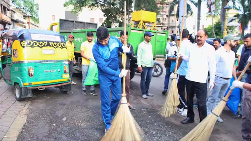 इंदौर में कलेक्टर, कमिश्नर, सहित अधिकारी और जनप्रतिनिधियों ने शहर की सफाई की, कहा कि सफाई रखना सभी की जिम्मेदारी है