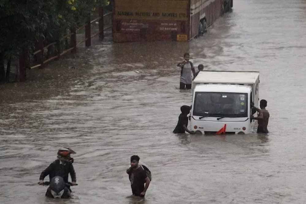 दिल्ली-NCR में जोरदार बारिश से रुकी वाहनों रफ्तार, सड़कें-अंडरपास सब पानी-पानी, जानें मौसम का हाल