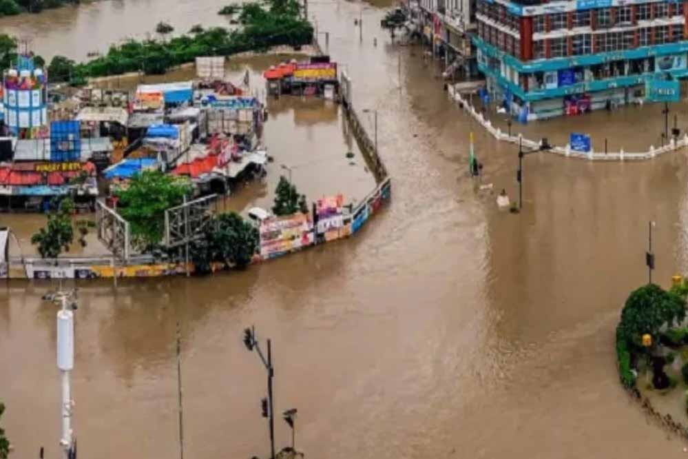 गुजरात में जोरदार बारिश से हाहाकार... पोरबंदर से छोटा उदयपुर तक शहर-शहर बाढ़ का कहर, अब तक 28 मौतें