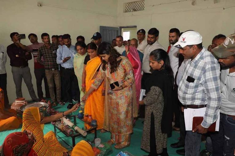 शाजापुर कलेक्टर बनी टीचर बच्चों को दिया मार्गदर्शन, किताबें भी पढ़वाई