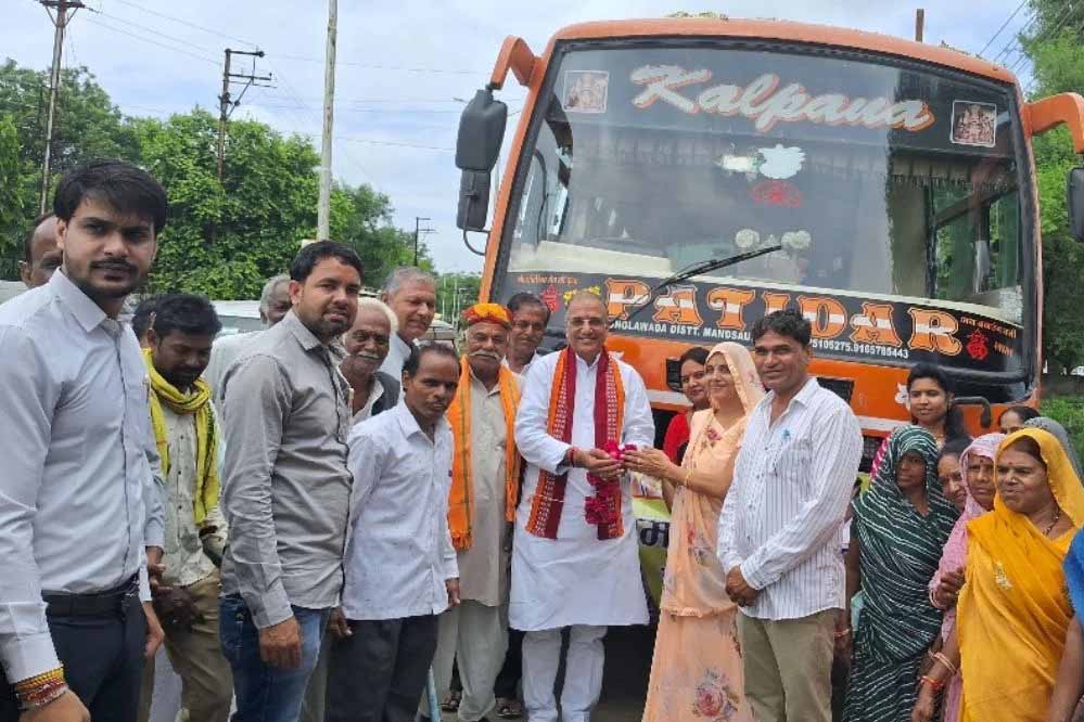 बूढ़ा गांव ने देव दशर्न यात्रा की पहली बस गांव से निकली 75 लोगों को कराई उज्जैन की यात्रा