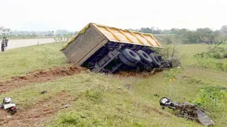 छत्तीसगढ़-सरगुजा में तेज रफ्तार हाईवा ने दो बाइक सवारों को कुचला