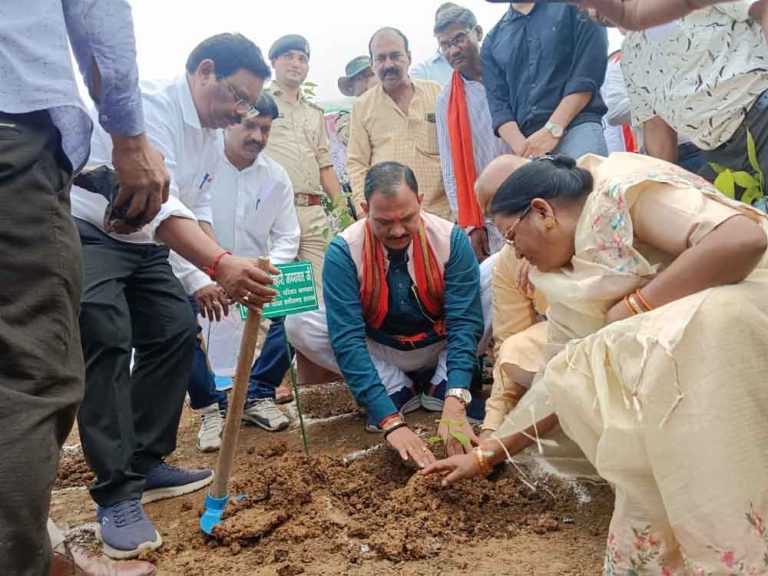 छत्तीसगढ़-मनेंद्रगढ़ में कैबिनेट मंत्री श्याम बिहारी जायसवाल ने वन महोत्सव का किया शुभारंभ