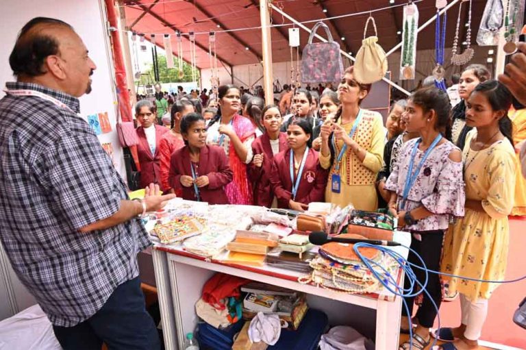 छत्तीसगढ़-रायपुर में दिव्य कला मेले में दिव्यांग उद्यमियों के सामर्थ्य को मिला सशक्त मंच