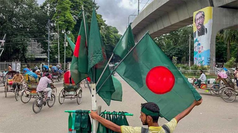 बांग्लादेश-ढाका में प्रदर्शन के चलते थमी मेट्रो एक महीने बाद फिर दौड़ी