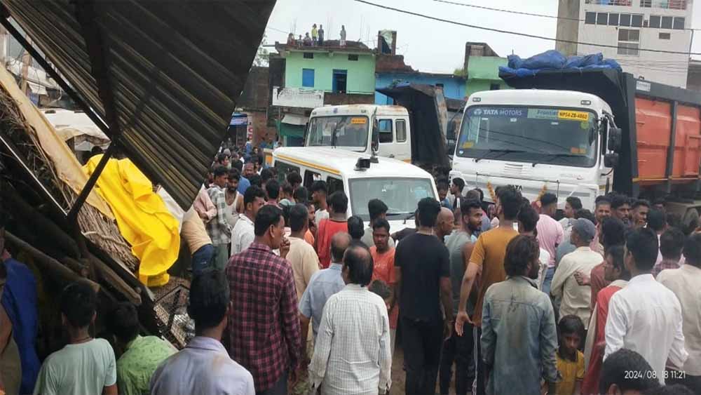 बड़वारा में मुख्य मार्ग से गुजर रहा एक हाइवा अनियंत्रित होकर अंडे की दुकान में घुस गया, युवक की मौत