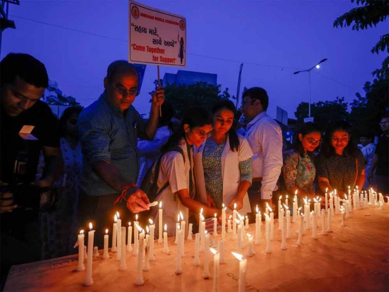 कोलकाता रेप-मर्डर केस में मां ने बताया क्या हुआ था उस दिन