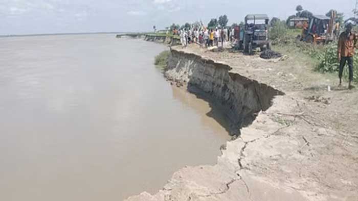 लखीमपुर खीरी के धौरहरा क्षेत्र में घाघरा नदी के कटान से माथुरपुर गांव पर मंडराने लगा संकट