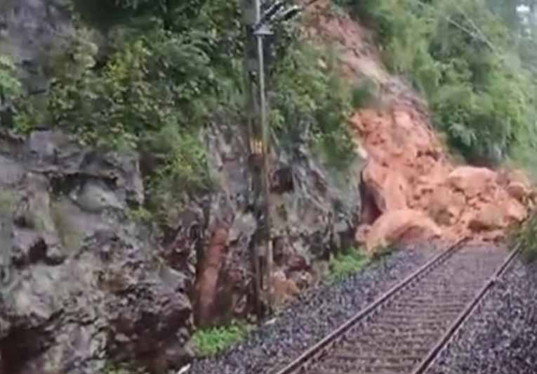 मध्य प्रदेश के कटनी से बिलासपुर जाने वाली कई ट्रेनें रोकी, उमरिया में रेलवे ट्रैक पर गिरा पहाड़