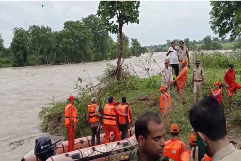 धसान नदी में फंसे 2 लोगों को NDRF की टीम ने Resque कर बचाया ...