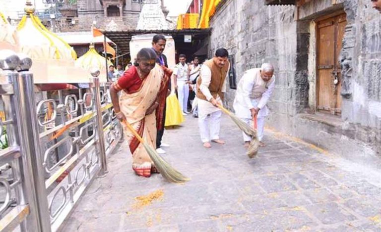 राज्यपाल पटेल एवं मुख्यमंत्री डॉ. यादव ने भी श्रीमहाकाल परिसर में स्वच्छता के लिये किया श्रमदान