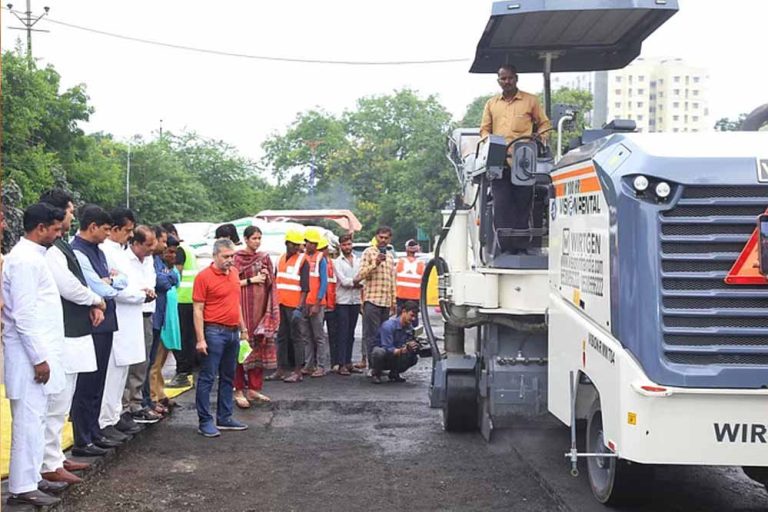 इंदौर नगर निगम नई तकनीक से सीमेंट को स्पेेशल केमिकल में मिलाकर गड्ढे में भरेगा