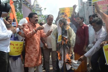 संस्कृति बचाओ मंच के कार्यकर्ताओं ने तिरुपति प्रसादम् में चर्बी की मिलावट विरुद्ध किया प्रदर्शन