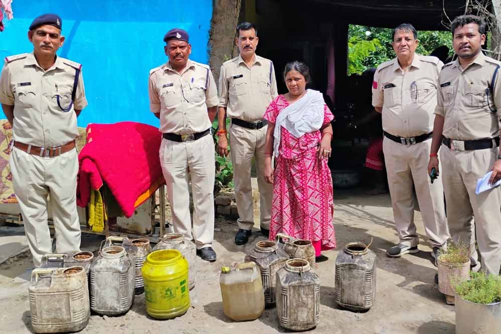 कलेक्टर शुक्ला के निर्देशन मे वृत मोरवा के अंतर्गत अवैध शराब के संग्रहण एवं विक्रय की सूचना मिलने पर कार्यवाही की गई