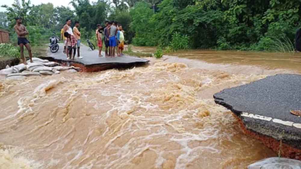 बिहार-गया के तीन गांवों में बाढ़ में बह गई मुख्य सड़क