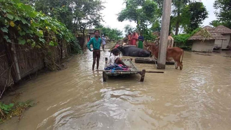 बिहार में सात तटबंध ध्वस्त और 200 गांवों में बाढ़ से ढाई लाख लोग हुए बेघर