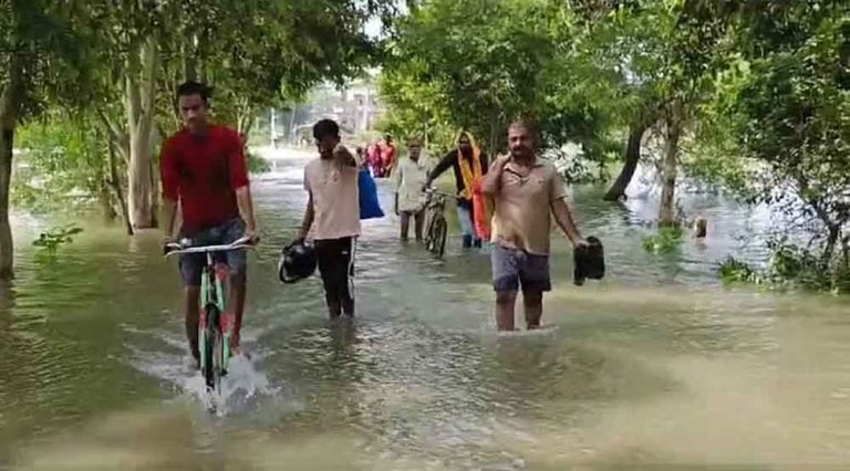 बिहार के बक्सर-भागलपुर में उफान पर गंगा और बाढ़ में डूबा हाईवे