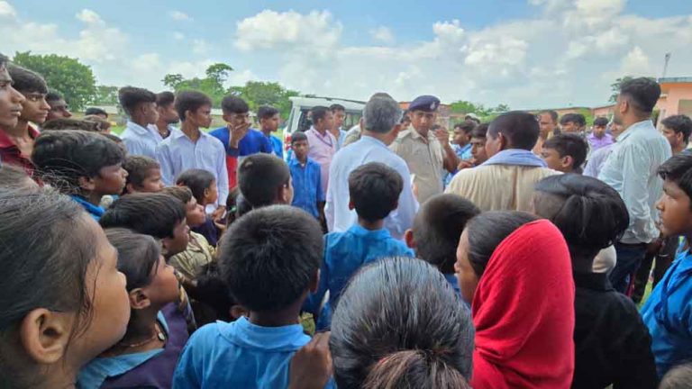 बिहार-बेतिया में हेड मास्टर से मारपीट के आरोप में सहायक शिक्षक निलंबित