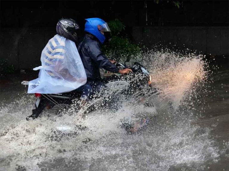 झारखंड में दो दिनों की बारिश से घरों में घुसा बाढ़ का पानी