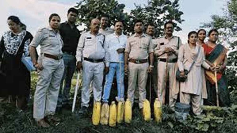 छत्तीसगढ़-भाटापारा में छापेमारी कर अवैध बनाई जा रही 50 हजार की शराब पकड़ी