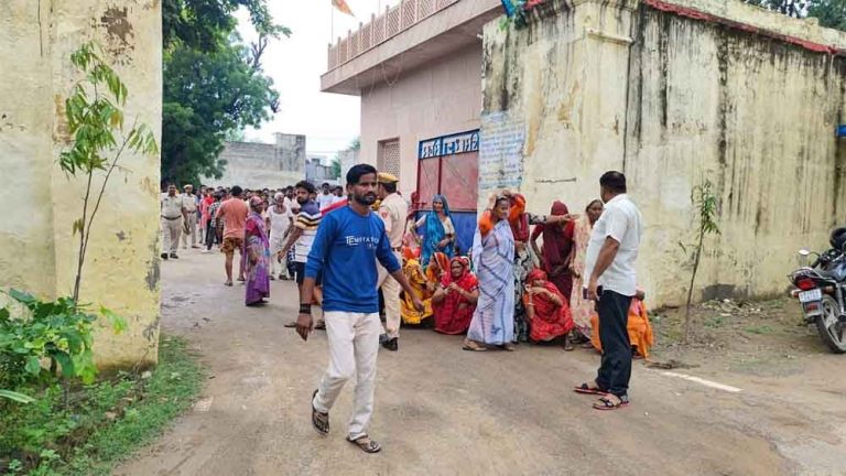 राजस्थान-भरतपुर में भूखंड पर अवैध कब्जे का विरोध करने पर पीड़ित कांस्टेबल को पीटा