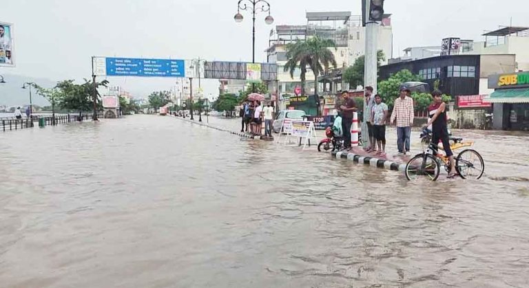 राजस्थान-अजमेर में बारिश से सड़क पर आया आनासागर झील का पानी