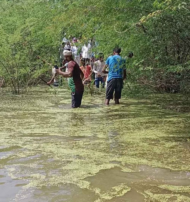 राजस्थान-दौसा में दलदली रास्ते से श्मशान तक पहुंची शव यात्रा